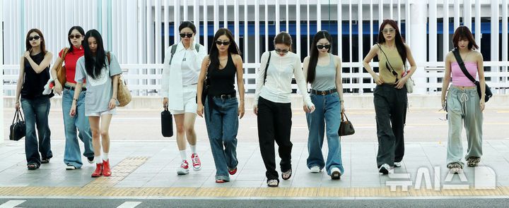 [인천공항=뉴시스] 김혜진 기자 = 그룹 트와이스가 롤라팔루자 시카고 참석을 위해 31일 인천국제공항을 통해 미국 시카고로 출국하고 있다. 2025.07.31. jini@newsis.com