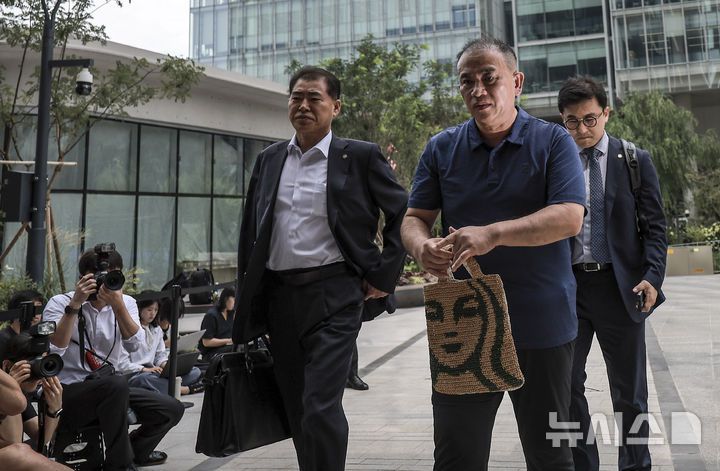 [서울=뉴시스] 정병혁 기자 = 공천개입 의혹 및 여론조사 조작 의혹을 받고 있는 명태균 씨가 31일 서울 종로구 김건희 특검팀(특별검사 민중기) 사무실로 조사를 받기 위해 출석하고 있다. 2025.07.31. jhope@newsis.com