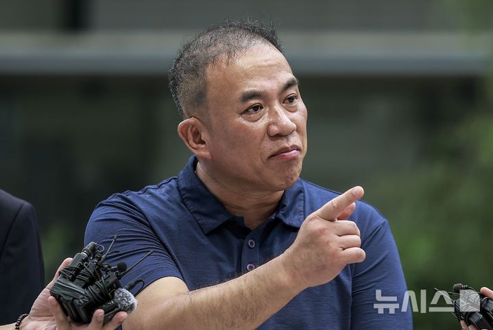 [서울=뉴시스] 공천개입 의혹 및 여론조사 조작 의혹을 받고 있는 명태균 씨가 지난 7월 31일 서울 종로구 김건희 특검팀(특별검사 민중기) 사무실로 조사받기 위해 출석하며 취재진 질문에 답하고 있다. (사진=뉴시스DB). photo@newsis.com