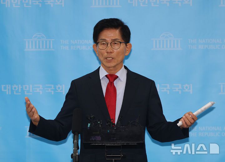 [서울=뉴시스] 김명년 기자 = 김문수 국민의힘 당대표 후보가 31일 오전 서울 여의도 국회 소통관에서 비전·공약 발표 기자회견을 마치고 취재진의 질문에 답하고 있다. 2025.07.31. kmn@newsis.com