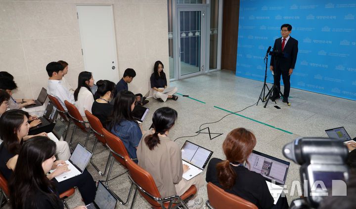 [서울=뉴시스] 김명년 기자 = 김문수 국민의힘 당대표 후보가 31일 오전 서울 여의도 국회 소통관에서 비전·공약 발표 기자회견을 마치고 취재진의 질문에 답하고 있다. 2025.07.31. kmn@newsis.com