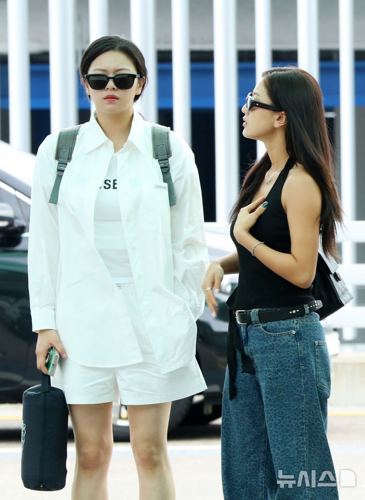 [인천공항=뉴시스] 김혜진 기자 = 그룹 트와이스 정연(왼쪽), 지효가 롤라팔루자 시카고 참석을 위해 31일 인천국제공항을 통해 미국 시카고로 출국하고 있다. 2025.07.31. jini@newsis.com