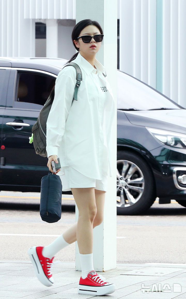 [인천공항=뉴시스] 김혜진 기자 = 그룹 트와이스 정연이 롤라팔루자 시카고 참석을 위해 31일 인천국제공항을 통해 미국 시카고로 출국하고 있다. 2025.07.31. jini@newsis.com