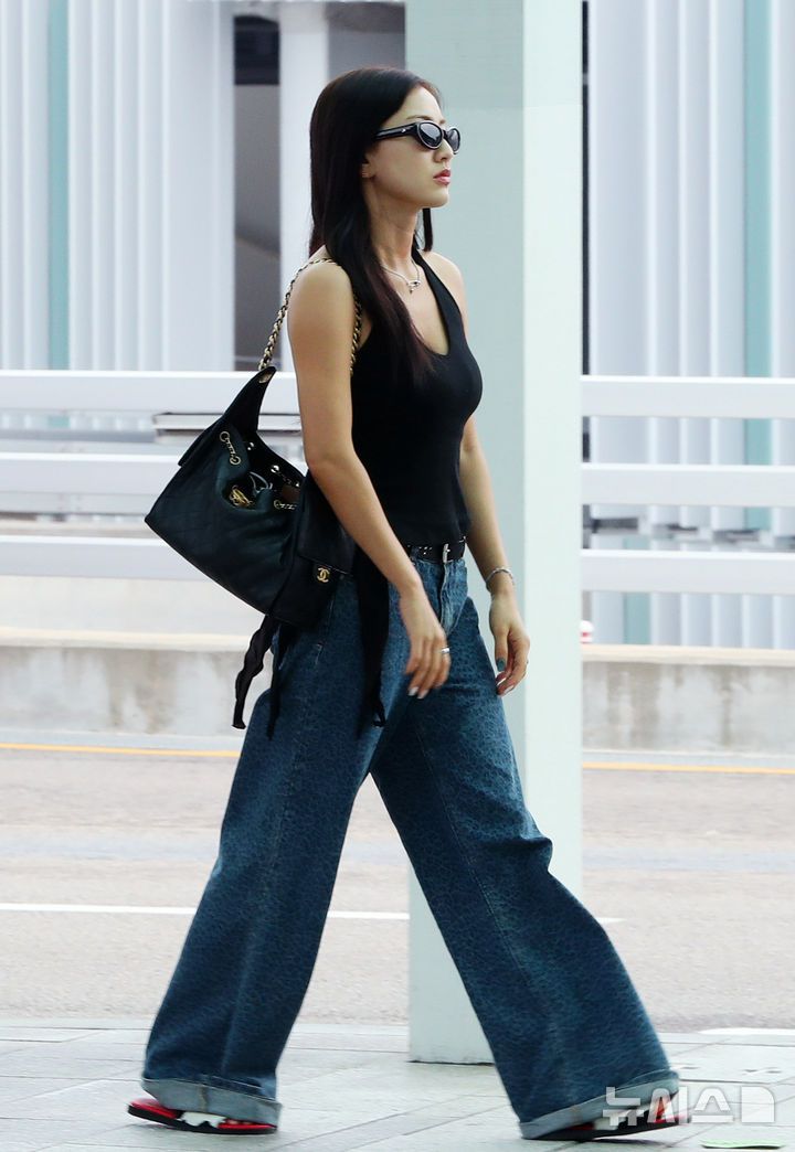 [인천공항=뉴시스] 김혜진 기자 = 그룹 트와이스 지효가 롤라팔루자 시카고 참석을 위해 31일 인천국제공항을 통해 미국 시카고로 출국하고 있다. 2025.07.31. jini@newsis.com