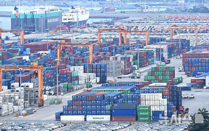 [평택=뉴시스] 김종택 기자 = 한미 관세협상이 타결된 지난달 31일 경기 평택시 포승읍 평택항에 컨테이너가 쌓여 있다. 2025.08.07. jtk@newsis.com