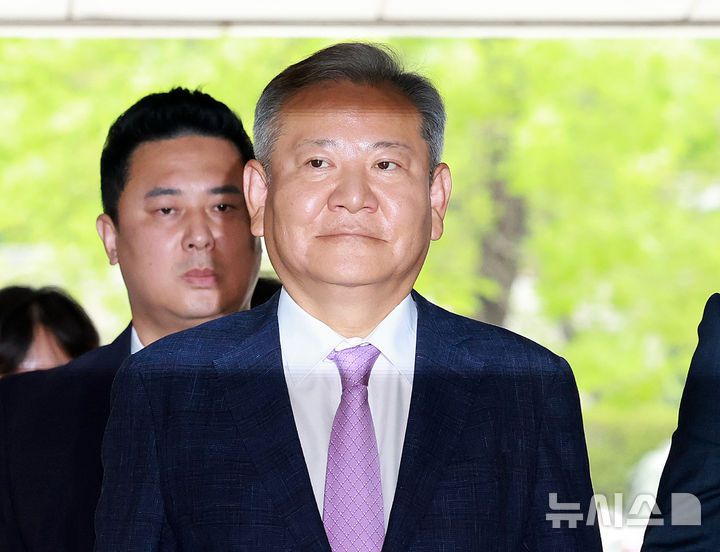 [서울=뉴시스] 이영환 기자 = 내란중요임무종사, 직권남용 권리행사방해, 위증 혐의를 받는 이상민 전 행정안전부 장관이 31일 오후 서울 서초구 서울중앙지방법원에서 열린 구속 전 피의자 심문(영장실질심사)에 출석하고 있다. 2025.07.31. 20hwan@newsis.com