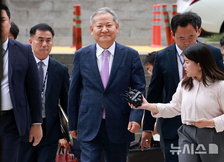 [서울=뉴시스] 이영환 기자 = 내란중요임무종사, 직권남용 권리행사방해, 위증 혐의를 받는 이상민 전 행정안전부 장관이 31일 오후 서울 서초구 서울중앙지방법원에서 열린 구속 전 피의자 심문(영장실질심사)에 출석하고 있다. 2025.07.31. 20hwan@newsis.com