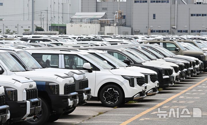 [평택=뉴시스] 김종택 기자 = 한미 관세협상이 타결된 31일 경기 평택시 포승읍 평택항 자동차 전용부두에 선적을 기다리는 수출용 차량이 세워져 있다. 2025.07.31. jtk@newsis.com