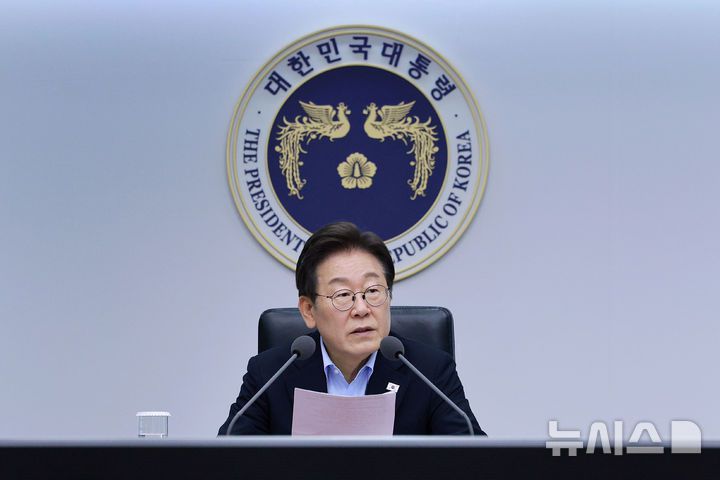 [서울=뉴시스] 고범준 기자 = 이재명 대통령이 31일 서울 용산 대통령실 청사에서 열린 제6차 수석보좌관회의에 발언하고 있다. 2025.07.31. bjko@newsis.com