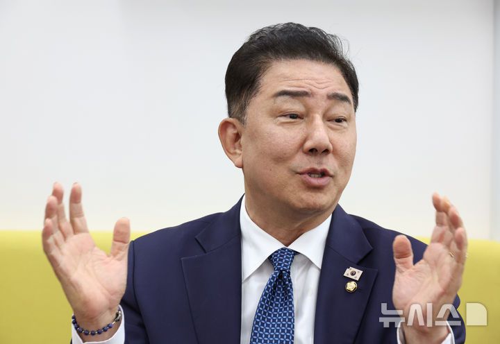 [서울=뉴시스] 김금보 기자 = 김병기 더불어민주당 당대표 직무대행 겸 원내대표가 지난 31일 서울 여의도 국회에서 뉴시스와 인터뷰를 하고 있다. 2025.08.01. kgb@newsis.com
