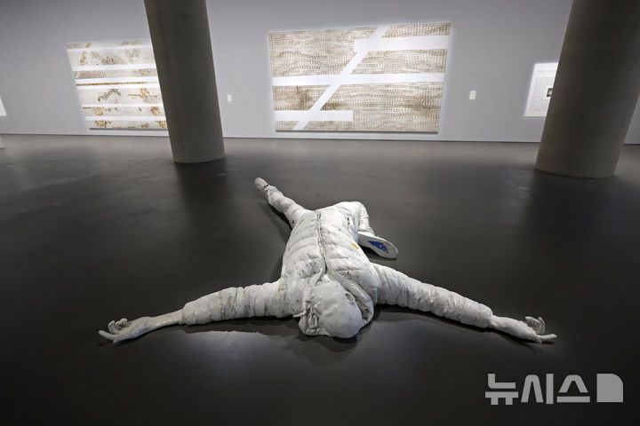 [서울=뉴시스] 박진희 기자 = 아모레퍼시픽미술관은 현대미술 기획전으로 미국 작가 마크 브래드포드(Mark Bradford)의 개인전 ‘Mark Bradford: Keep Walking’ 기자간담회를 31일 서울 용산구 아모레퍼시픽미술관에서 갖고 대형 추상회화 작품은 선보이고 있다. 2025.07.31. pak7130@newsis.com