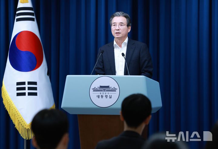 [서울=뉴시스] 고범준 기자 = 김용범 정책실장이 31일 서울 용산 대통령실 청사에서 한국형 차세대 전력망 관련 브리핑을 하고 있다. 2025.07.31. bjko@newsis.com