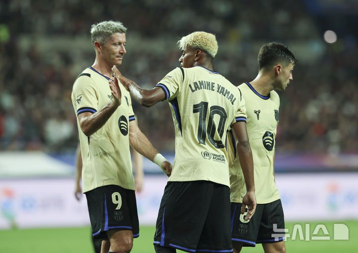 [서울=뉴시스] 김근수 기자 = 지난달 31일 서울 마포구 상암월드컵경기장에서 열린 FC 바르셀로나 2025 아시아 투어 FC 바르셀로나 대 FC서울의 경기, FC바르셀로나 라민 야말이 멀티골을 성공시키고 선수들과 기뻐하고 있다. 2025.07.31. ks@newsis.com