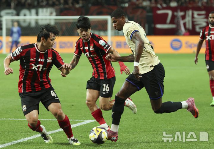 [서울=뉴시스] 김근수 기자 = 31일 서울 마포구 상암월드컵경기장에서 열린 FC 바르셀로나 2025 아시아 투어 FC 바르셀로나 대 FC서울의 경기, FC바르셀로나 래시포드가 돌파를 하고 있다. 2025.07.31. ks@newsis.com