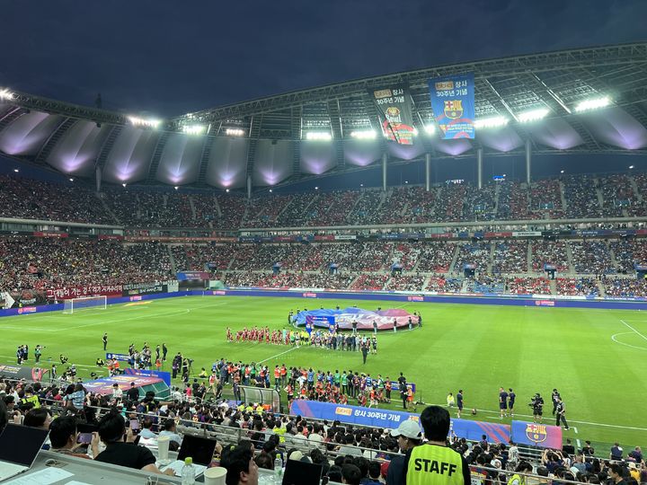 [서울=뉴시스] 김민성 기자 = 7월31일 서울월드컵경기장에서 열린 FC바르셀로나와 FC서울의 친선 경기를 보기 위해 6만2482명의 관중이 들어섰다. 2025.07.31. kms@newsis.com *재판매 및 DB 금지