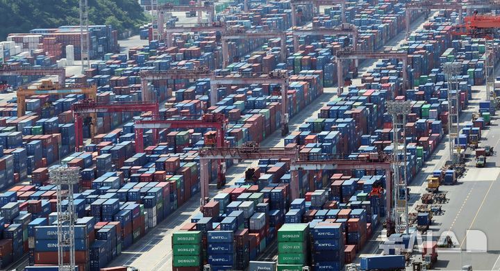 [부산=뉴시스] 하경민 기자 = 부산 남구 신선대부두 야적장에 수출입 컨테이너가 쌓여 있다. 2025.08.01. yulnetphoto@newsis.com