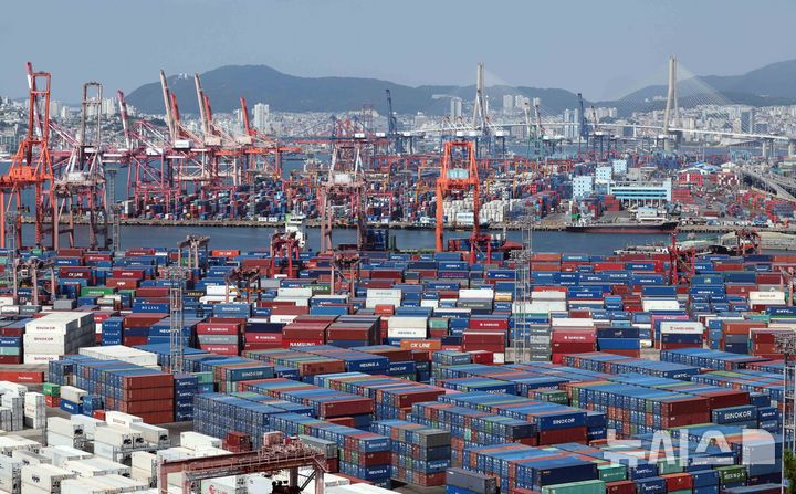 [부산=뉴시스] 하경민 기자 = 부산 남구 신선대(사진 아래) 및 감만부두 야적장에 수출입 컨테이너가 쌓여 있다. 2025.08.01. yulnetphoto@newsis.com