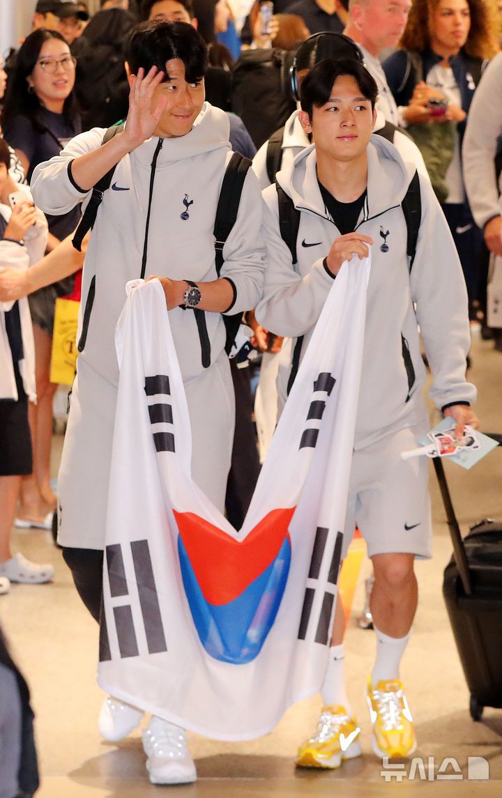 [인천공항=뉴시스] 김혜진 기자 = 토트넘 홋스퍼의 손흥민(왼쪽), 양민혁이 1일 오후 인천국제공항 제1터미널을 통해 입국해 팬들에게 인사를 하고 있다.토트넘은 오는 3일 오후 8시 서울 월드컵경기장에서 뉴캐슬 유나이티드와 친선전을 치른다. 2025.08.01. jini@newsis.com