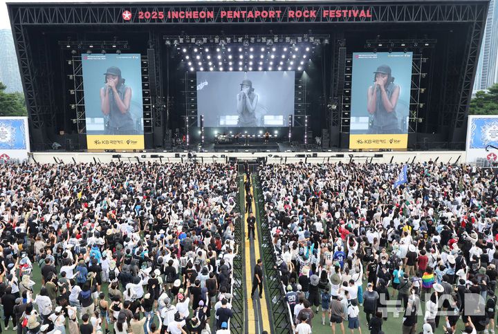 [인천=뉴시스] 전진환 기자 = 1일 오후 인천 연수구 송도달빛축제공원에서 열린 '2025 인천펜타포트 락 페스티벌'에서 리틀 심즈(Little Simz)가 공연을 하고 있다.  2025.08.01. amin2@newsis.com