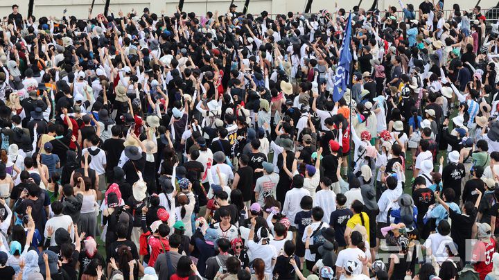 [인천=뉴시스] 전진환 기자 = 1일 오후 인천 연수구 송도달빛축제공원에서 열린 '2025 인천펜타포트 락 페스티벌'에서 관람객들이 리틀 심즈(Little Simz)의 공연을 관람하고 있다.  2025.08.01. amin2@newsis.com