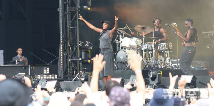 [인천=뉴시스] 전진환 기자 = 1일 오후 인천 연수구 송도달빛축제공원에서 열린 '2025 인천펜타포트 락 페스티벌'에서 리틀 심즈(Little Simz)가 공연을 하고 있다.  2025.08.01. amin2@newsis.com