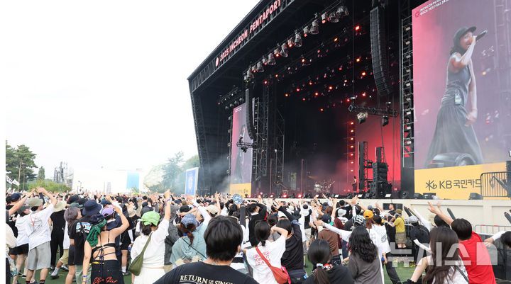 [인천=뉴시스] 전진환 기자 = 1일 오후 인천 연수구 송도달빛축제공원에서 열린 '2025 인천펜타포트 락 페스티벌'에서 관람객들이 리틀 심즈(Little Simz)가 공연을 감상하고 있다.  2025.08.01. amin2@newsis.com