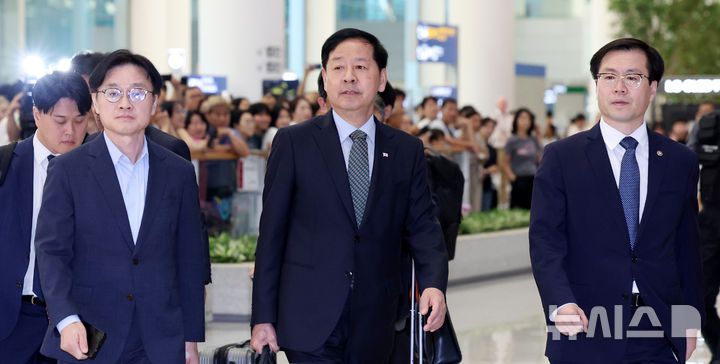[인천공항=뉴시스] 김진아 기자 = 한미 관세 협상을 마친 구윤철 부총리 겸 기획재정부 장관과 김정관 산업통상자원부 장관, 여한구 통상교섭본부장이 1일 인천국제공항 2터미널을 통해 귀국하고 있다. 2025.08.01. bluesoda@newsis.com