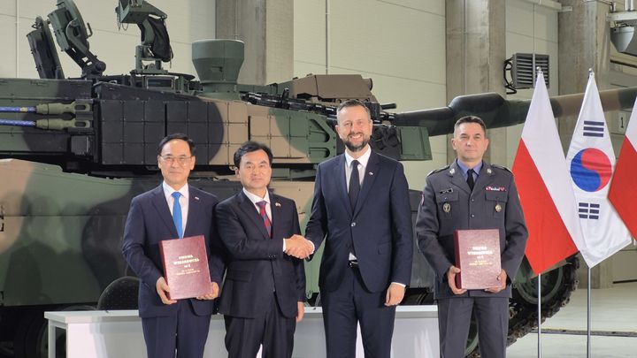 [서울=뉴시스] 한국에서 K2 전차 구매 계약을 체결한 폴란드는 2030년 전차 1100대를 보유하면서 영국, 프랑스, 독일, 이탈리아를 합친 것보다 많은 전차를 보유하게 될 전망이다. 나토 국가 중에선 튀르키예, 그리스에 이어 3번째로 많은 전차 전력을 갖게 된다. 사진은 지난 1일 폴란드 글리비체에서 안규백 국방부 장관(왼쪽 두 번째)과 브와디스와프 코시니아크-카미시 폴란드 부총리 겸 국방장관(오른쪽 두 번째)이 K2 전체 2차 이행계약에 서명한 뒤 기념촬영을 하고 있는 모습. 2024.08.04. *재판매 및 DB 금지