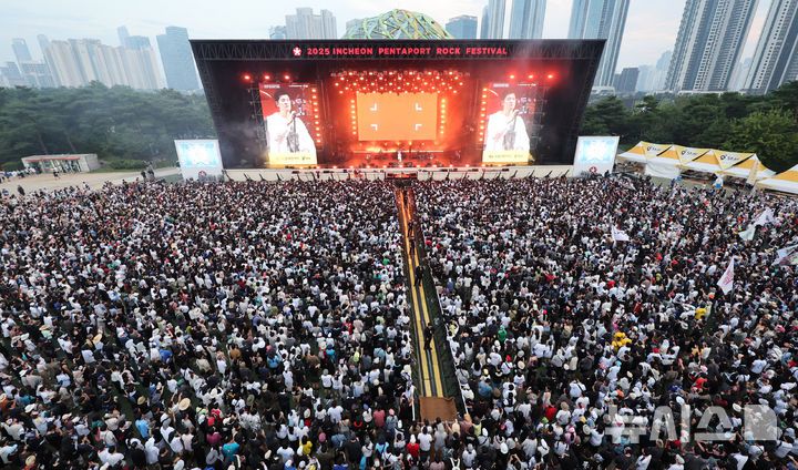[인천=뉴시스] 전진환 기자 = 1일 오후 인천 연수구 송도달빛축제공원에서 열린 '2025 인천펜타포트 락 페스티벌'에서 관람객들이 장기하의 공연을 관람하고 있다.  2025.08.01. amin2@newsis.com