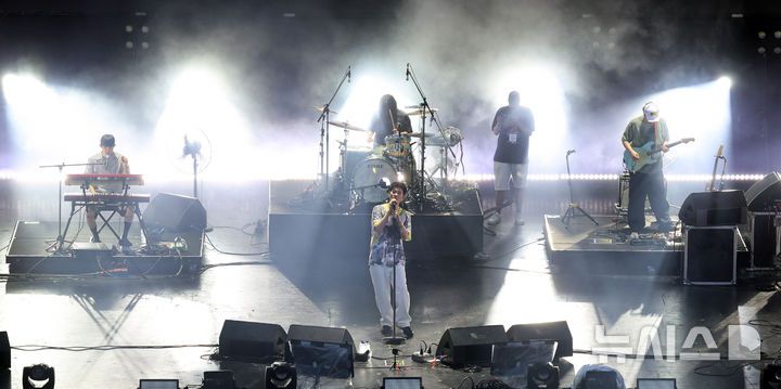 [인천=뉴시스] 전진환 기자 = 1일 오후 인천 연수구 송도달빛축제공원에서 열린 '2025 인천펜타포트 락 페스티벌'에서 관람객들이 장기하의 공연을 관람하고 있다.  2025.08.01. amin2@newsis.com