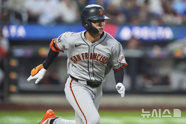 [뉴욕=AP/뉴시스] 이정후가 2일(한국 시간) 미국 뉴욕 시티필드에서 열린 2025 메이저리그 뉴욕 메츠와의 경기에서 4회 타격 이후 1루로 뛰어가고 있다. 2025.08.02.