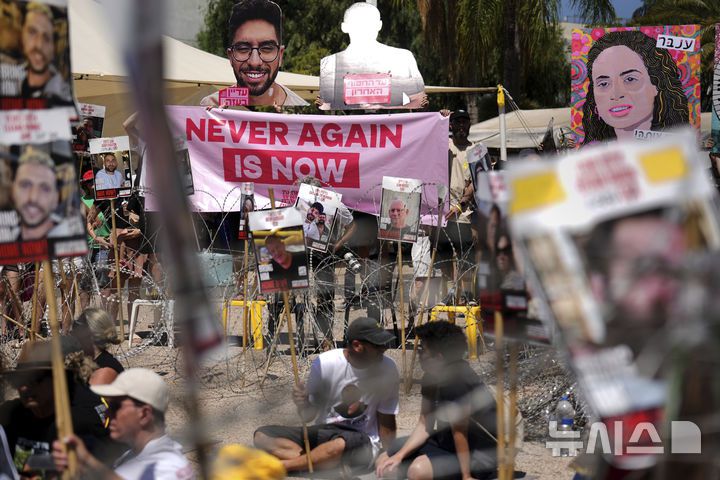 [텔아비브=AP/뉴시스] 이스라엘 인질 석방을 요구하는 대규모 반전 시위가 지난 2일(현지 시간) 이스라엘 텔아비브에서 열리고 있다. 2025.08.05.