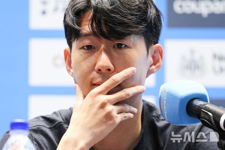 [서울=뉴시스] 권창회 기자 = 잉글랜드 프리미어리그 토트넘 홋스퍼 손흥민이 2일 오전 서울 여의도 IFC몰에서 열린 2025 쿠팡플레이 시리즈 토트넘 기자회견에서 생각에 잠겨 있다. 2025.08.02. kch0523@newsis.com