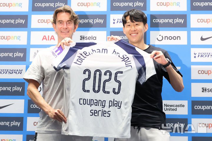 [서울=뉴시스] 권창회 기자 = 잉글랜드 프리미어리그 토트넘 홋스퍼 토마스 프랭크 감독과 손흥민이 2일 오전 서울 여의도 IFC몰에서 열린 2025 쿠팡플레이 시리즈 토트넘 기자회견에서 유니폼을 들고 있다. 2025.08.02. kch0523@newsis.com