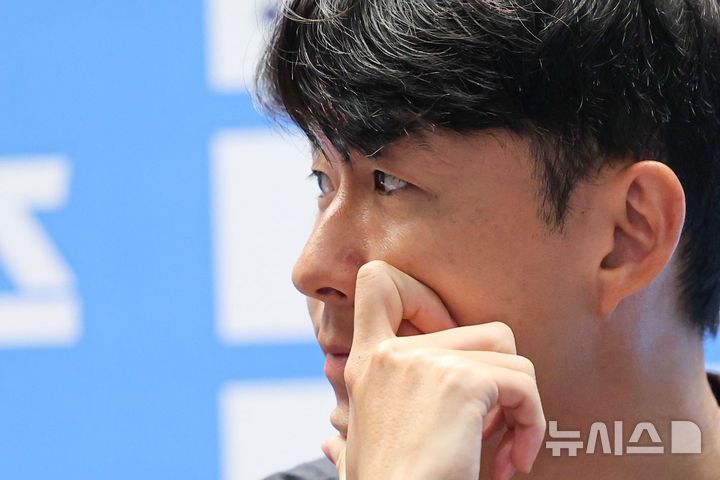 [서울=뉴시스] 권창회 기자 = 잉글랜드 프리미어리그 토트넘 홋스퍼 손흥민이 2일 오전 서울 여의도 IFC몰에서 열린 2025 쿠팡플레이 시리즈 토트넘 기자회견에서 생각에 잠겨 있다. 2025.08.02. kch0523@newsis.com