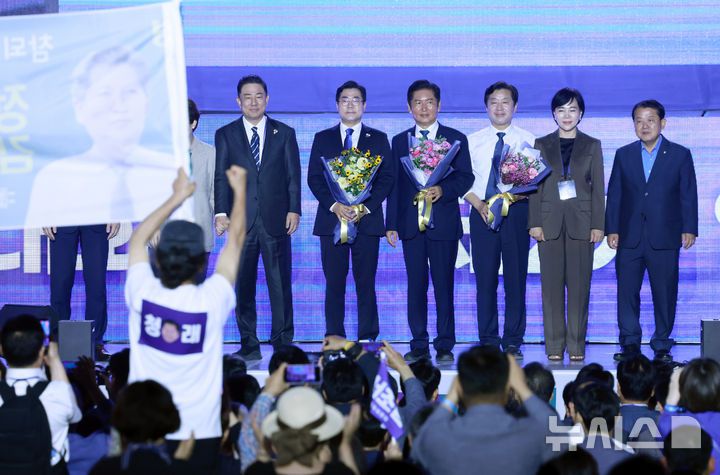 [고양=뉴시스] 고승민 기자 = 정청래 신임 더불어민주당 대표가 2일 경기 고양 킨텍스에서 열린 더불어민주당 제2차 임시전국당원대회에서 기념촬영하고 있다. 2025.08.02. kkssmm99@newsis.com