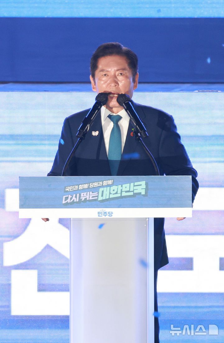 [고양=뉴시스] 고승민 기자 = 정청래 더불어민주당 신임 대표가 지난 2일 경기 고양 킨텍스에서 열린 더불어민주당 제2차 임시전국당원대회에서 대표 수락연설을 하고 있다. 2025.08.02. kkssmm99@newsis.com