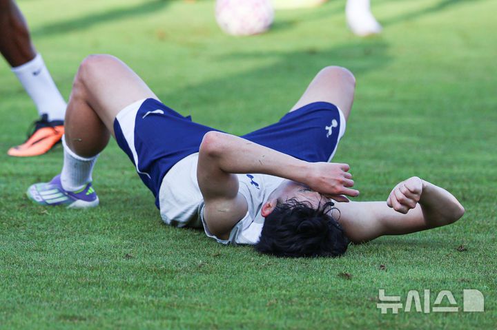 [안양=뉴시스] 권창회 기자 = 잉글랜드 프리미어리그 토트넘 홋스퍼 손흥민이 2일  경기 안양시 안양종합운동장에서 열린 2025 쿠팡플레이 시리즈 토트넘 오픈 트레이닝에서 훈련 도중 쓰러져 있다. 2025.08.02. kch0523@newsis.com