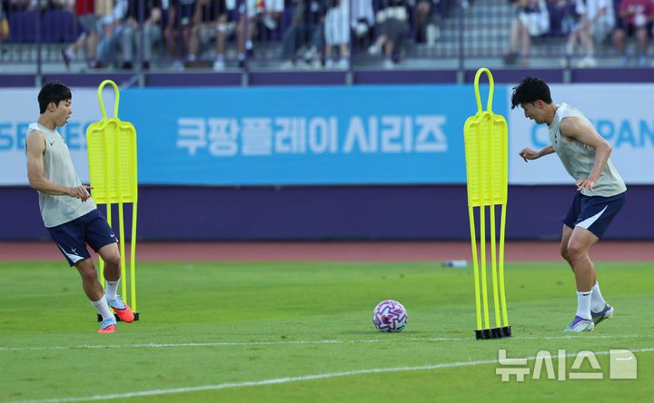 [안양=뉴시스] 권창회 기자 = 잉글랜드 프리미어리그 토트넘 홋스퍼 손흥민과 양민혁이 2일  경기 안양시 안양종합운동장에서 열린 2025 쿠팡플레이 시리즈 토트넘 오픈 트레이닝에서 훈련을 하고 있다. 2025.08.02. kch0523@newsis.com