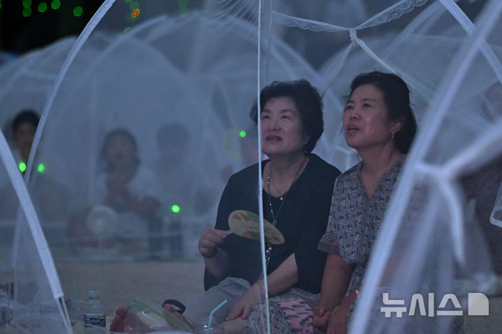 [구례=뉴시스] 이영주 기자 =  2일 오후 전남 구례군 화엄사에서 2025 제5회 지리산 대화엄사 모기장영화음악회가 열리고 있다. 관람객들이 모기장 안에서 공연을 보고 있다. 2025.08.02.  leeyj2578@newsis.com
