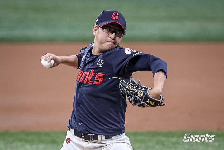 [서울=뉴시스] 프로야구 롯데 자이언츠 박세웅이 3일 서울 고척스카이돔에서 열린 2025 신한 쏠뱅크 KBO리그 키움 히어로즈와의 경기에 선발 등판해 공을 던지고 있다. (사진=롯데 자이언츠 제공) 2025.08.03.