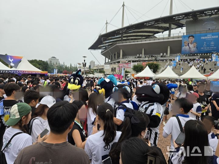 [서울=뉴시스] 하근수 기자= 3일 잉글랜드 프로축구 프리미어리그(EPL) 토트넘 홋스퍼 대 뉴캐슬 유나이티드의 2025 쿠팡플레이 시리즈 2경기가 열리는 서울월드컵경기장의 북측 광장. 2025.08.03. hatriker22@newsis.com