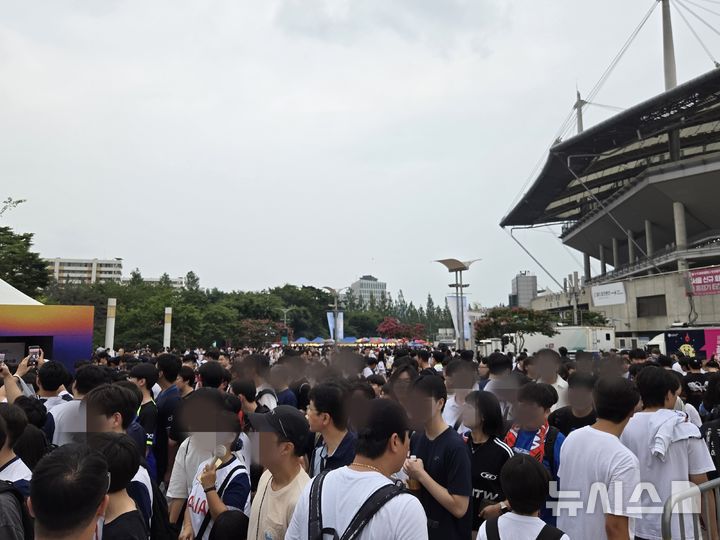 [서울=뉴시스] 하근수 기자= 3일 잉글랜드 프로축구 프리미어리그(EPL) 토트넘 홋스퍼 대 뉴캐슬 유나이티드의 2025 쿠팡플레이 시리즈 2경기가 열리는 서울월드컵경기장의 북측 광장. 2025.08.03. hatriker22@newsis.com