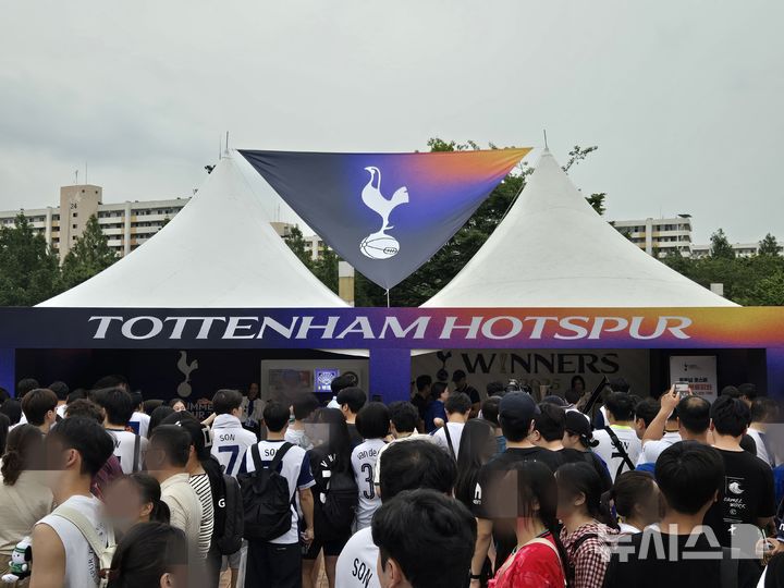 [서울=뉴시스] 하근수 기자= 3일 잉글랜드 프로축구 프리미어리그(EPL) 토트넘 홋스퍼 대 뉴캐슬 유나이티드의 2025 쿠팡플레이 시리즈 2경기가 열리는 서울월드컵경기장의 북측 광장. 2025.08.03. hatriker22@newsis.com