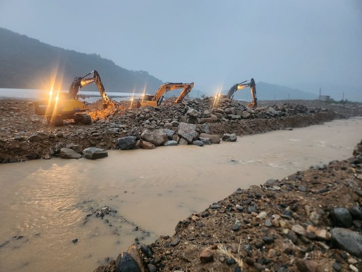 [산청=뉴시스] 서희원 기자= 3일 오후 7시께 지난달 극한 호우로 산청군 신등면 단계천이 범람하면서 둑이 무너져 늦은 밤까지 복구작업이 한창이다. 2025. 08. 03. shw1881@newsis.com *재판매 및 DB 금지