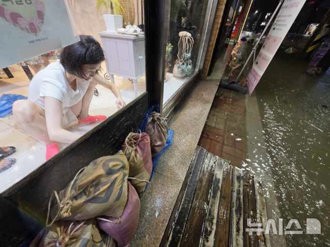 [광주=뉴시스] 광주지역에 폭우가 쏟아지고 있는 3일 밤 광주 북구 운암동 일대가 침수돼 주민들이 대비하고 있다. (사진=독자 제공) 2025.08.03. photo@newsis.com