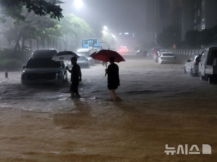 [무안=뉴시스] 3일 오후 전남 무안군 일대가 밤늦게 쏟아진 폭우로 침수돼 주민들이 불편을 겪고 있다. 무안군에는 이날 오후 10시 기준 누적 강수량 289.6㎜ 기록적 폭우가 쏟아지고 있다. (사진 = 독자 제공) 2025.08.03. photo@newsis.com