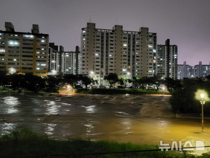 [광주=뉴시스] 구용희 기자 = 3일 오후 홍수주의보가 내려진 광주 서구 유촌교 주변이 폭우에 불어난 물로 넘실거리고 있다. 2025.08.03. persevere9@newsis.com