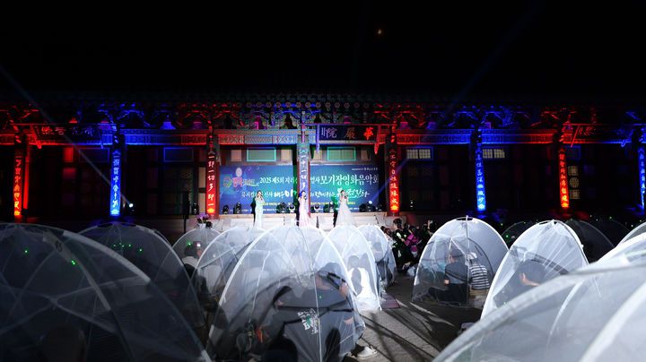 [서울=뉴시스] 고범준 기자 = 지난 2일 지리산 대화엄사 화엄원 특설무대에서 열린 제5회 지리산 대화엄사 모기장영화음악회에서 관객들이 공연을 보고 있다. (사진=지리산 대화엄사 제공) 2025.08.03. photo@newsis.com *재판매 및 DB 금지