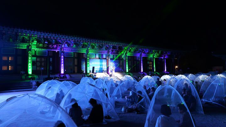 [서울=뉴시스] 고범준 기자 = 지난 2일 지리산 대화엄사 화엄원 특설무대에서 열린 제5회 지리산 대화엄사 모기장영화음악회에서 관객들이 공연을 보고 있다. (사진=지리산 대화엄사 제공) 2025.08.03. photo@newsis.com *재판매 및 DB 금지